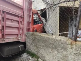 Yük kamyonu duvarı aşıp eve daldı
