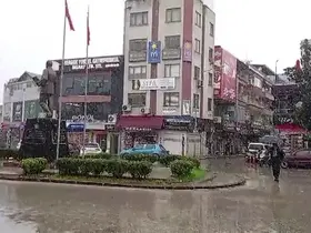 Yüksek kesimlerde 20 santimetreye ulaşan kar, ilçe merkezinde de yağmaya başladı
