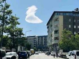 Yüksekova semalarında nadir görülen doğa olayı: "UFO" benzetmesi yapılan bulutlar hayran bıraktı
