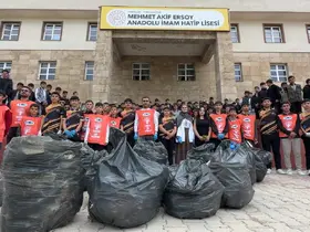 Yüksekova’da 400 kişi bir araya gelerek çevre temizliği yaptı
