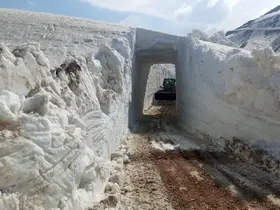 Yüksekova’da 8 metrelik kar tünelleri: İş makinesi içinde kayboldu

