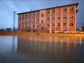 Yüksekova’da bir okul sular içinde kaldı
