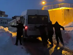 Yüksekova’da buzlu yolda mahsur kalan minibüsü vatandaşlar kurtardı
