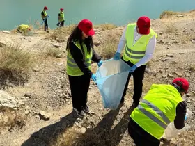Yüksekova’da gönüllüler Dilimli barajının etrafını çöplerden arındırdılar

