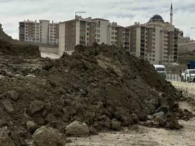Yüksekova’da heyelan ulaşımı aksatıyor: Pizok yolunda ulaşım 1 aydır tek şeritten sağlanıyor
