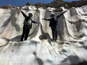 Yüksekova’da iki mevsim bir arada: Ağustos ayında metrelerce yükseklikteki kar tünelleri ziyaretcilerini ağırlıyor
