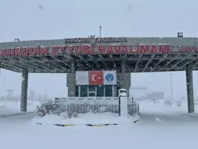 Yüksekova’da kar yağışı ve sis ulaşımı aksatıyor
