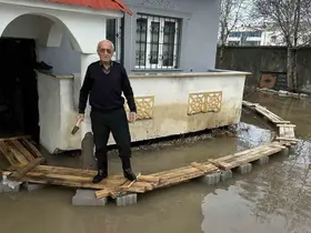 Yüksekova’da Venedik çilesi: Evlere giriş tahtadan köprülerle sağlanıyor
