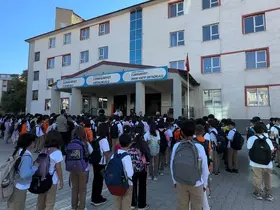 Yüksekova’da yeni dönem başladı: Okullar öğrenci sesleriyle yankılandı
