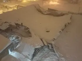Yüksekova’da yoğun kar nedeniyle halı sahanın çatısı çöktü
