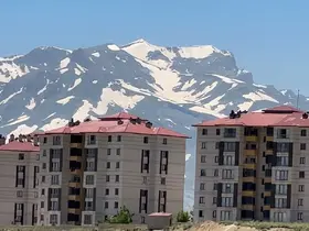 Yüksekova’nın heybetli Cilo Dağı 12 ay boyunca kar yığınlarını barındırıyor
