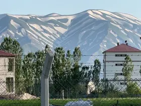 Yüksekova’nın "zebra" görünümlü karlı dağları ilgi görüyor
