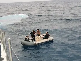Yunanistan’ın geri ittiği 6 göçmen kurtarıldı, 1 göçmen kaçakçısı yakalandı
