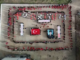 Yunus Emre MTAL’de öğrenciler 103 Türk bayrağı açarak Cumhuriyeti selamladı
