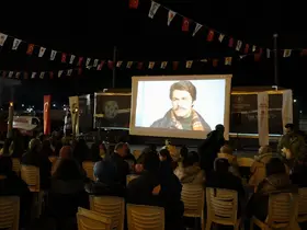 Yunusemre Belediyesinden vatandaşlara açık havada sinema keyfi
