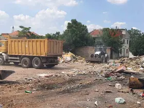 Yunusemre’de boş arazilere usulsüz dökülen 8 kamyon atık toplandı
