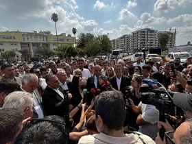 Yüreğir Belediyesi önünde başkan vekilliği kararına tepki
