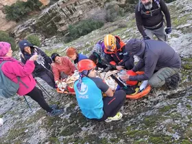 Yürüyüş yaparken dere yatağına düşen şahıs kurtarıldı
