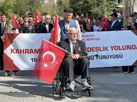 Yürüyüşe tekerlekli sandalyesiyle katılan gazi herkese örnek oldu
