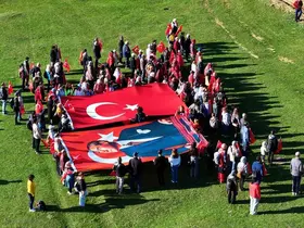 Yüzlerce kişi Atatürk için yürüdü

