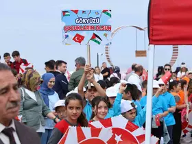 Yüzlerce uçurtma Filistinli çocuklar için uçuruldu
