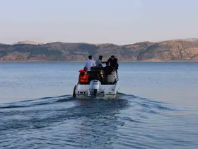 Yüzmek için göle giren çocuk kayboldu

