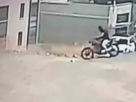 Yüzünü maske takarak gizleyen hırsız, motosikleti kendi malıymış gibi alıp gitti
