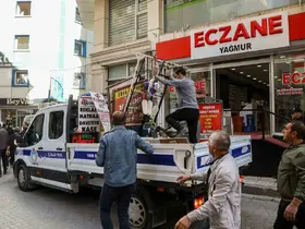 Zabıta ekipleri kaldırımlara bırakılan ürünleri topladı
