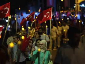 Zafer Bayramı’nda İzmit sokakları fener alayıyla aydınlandı
