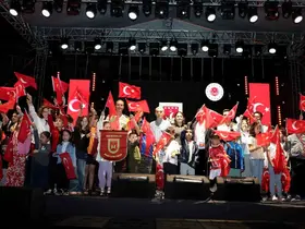 Zafer coşkusu bando ve halk oyunları gösterileri ile taçlandı
