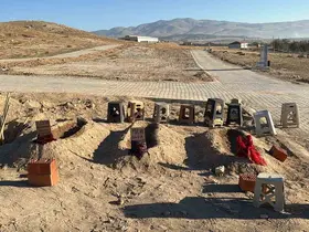 Zehirlenerek ölen anne ve 2 çocuğunun yan yana defnedildiği mezarlar görenlerin için sızlattı
