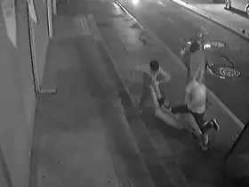 Zeytinburnu’nda abisiyle tartışan adam yeğenlerinin çekiçli sopalı saldırısına uğradı
