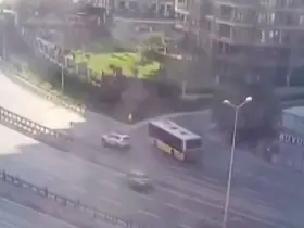 Zeytinburnu’nda İETT otobüsünün site duvarına çarpma anı kamera
