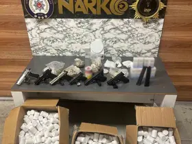 Zeytinburnu’nda uyuşturucu operasyonunda 60 bin sentetik ecza hap ele geçirildi
