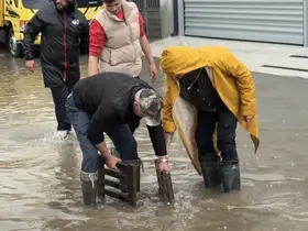 Zile’yi sağanak vurdu, iş yerleri sular altında kaldı
