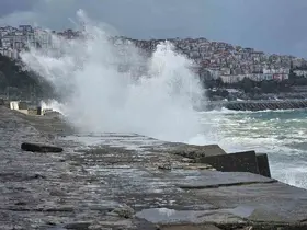 Zonguldak’ta dalgalar 7 metrelik liman duvarını aştı
