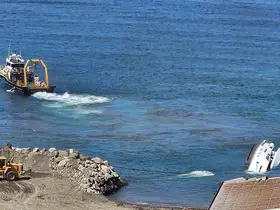 Zonguldak’ta denize indirildikten sonra batan lüks yatı çıkarma çalışmaları sürüyor
