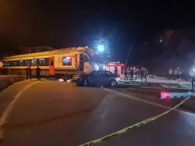 Zonguldak’ta yolcu treni otomobille çarpıştı: 5 yaralı
