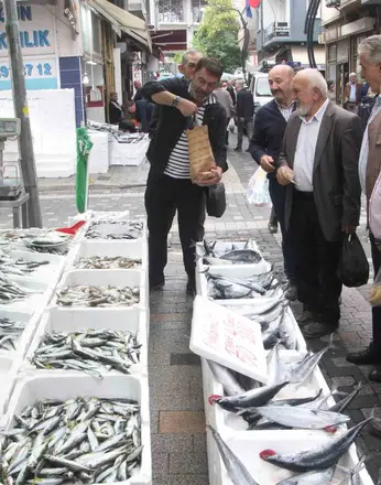 900 gramlık palamut 50 lira: Vatandaş sıraya girdi