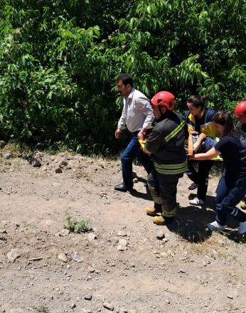 Ağaçtan su kanalına düşen şahıs yaralandı