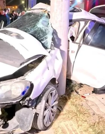 Aksaray’da feci kaza: Otomobil direğe ok gibi saplandı