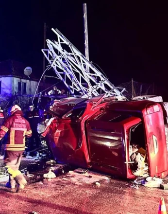 Amasya’da kamyonet çarptığı elektrik direğini ikiye ayırdı: 1 yaralı 