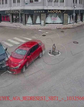 Amasya’da otomobilin Yeşilırmak Nehri’ne uçtuğu kaza kamerada 