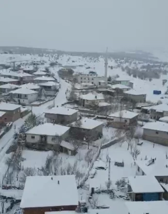 Amasya’ya Mart ayında kış geri döndü, Alan köyünde karlı yol greyderle açıldı 