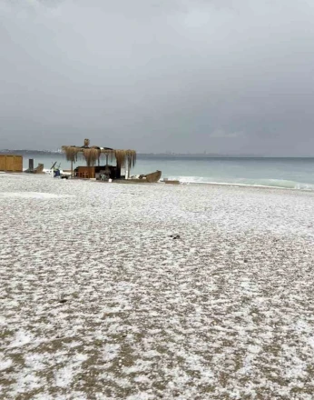 Antalya 15 dakikada kışı yaşadı, Konyaaltı Sahili beyaza büründü