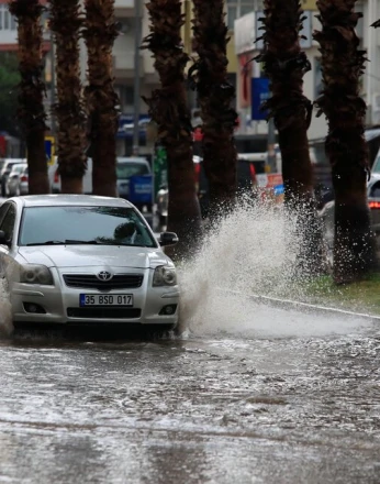 Antalya'da şiddetli yağış ve yıldırımlar etkili oldu