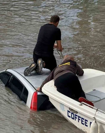 Antalya’da kontrolden çıkan otomobil ırmağa uçtu