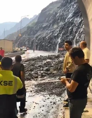 Aracının sileceği arızalandı, sileceği düzeltmek için durdu, saniyeler sonra heyelan oldu 