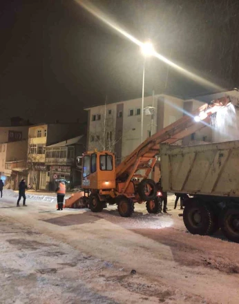 Ardahan Belediyesi karla mücadelesini sürdürüyor 