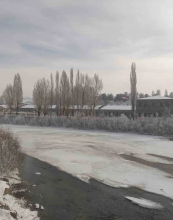 Ardahan’da kar yerini soğuk havaya bıraktı 